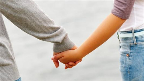 和女孩子约会牵手技巧,助你轻松牵到她的手